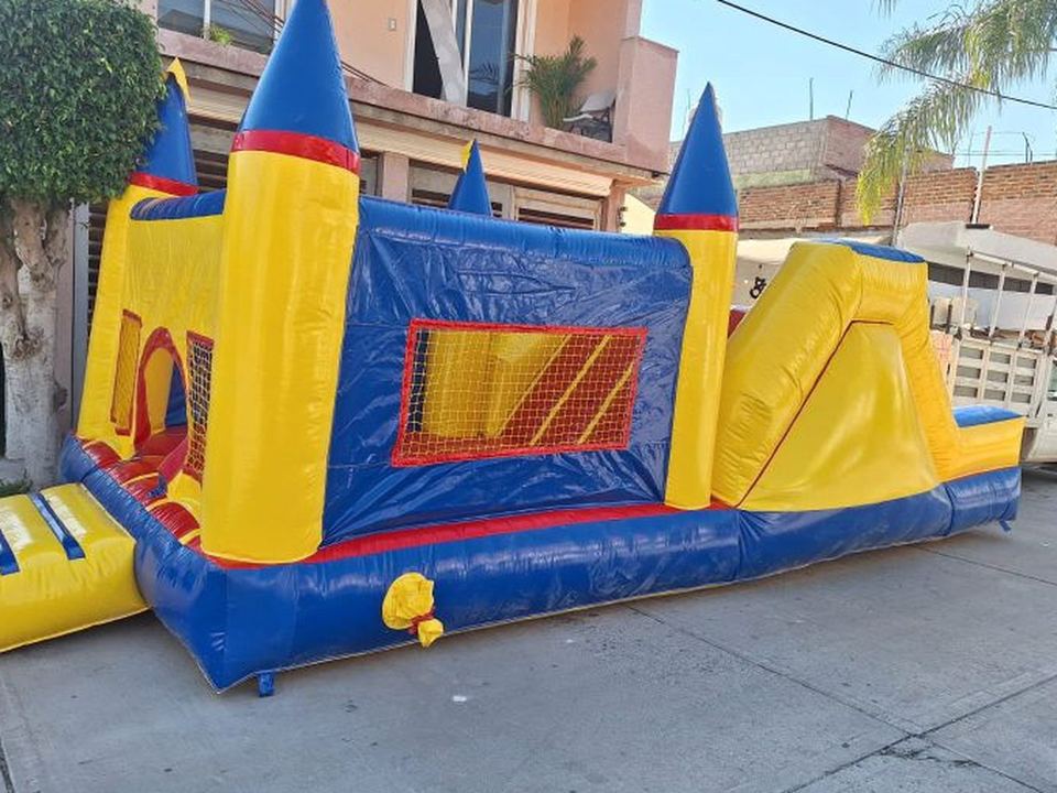 Combo inflable con castillo de torres, área de brincolín y resbaladilla