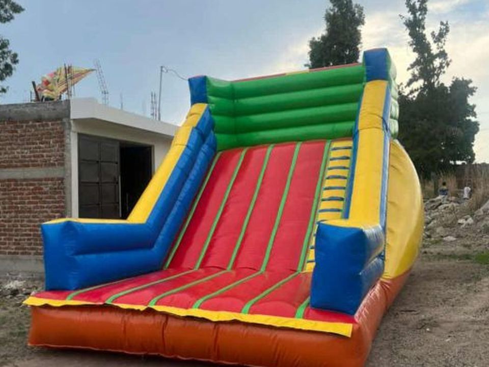 Resbaladilla inflable de colores con rampa amplia